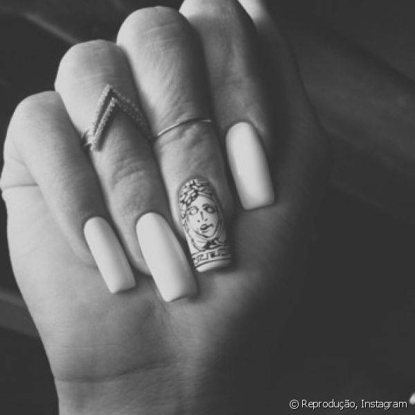 Quando aposta na unha filha única, Kylie prefere diferenciar o dedo médio ao anelar